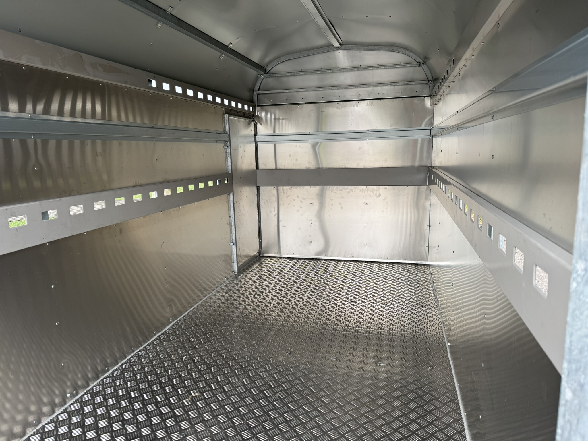 42LT 10' x 5' Livestock Trailer - Image 6